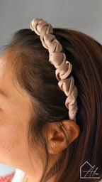 Non-slip fabric headband close-up – soft texture and secure fit