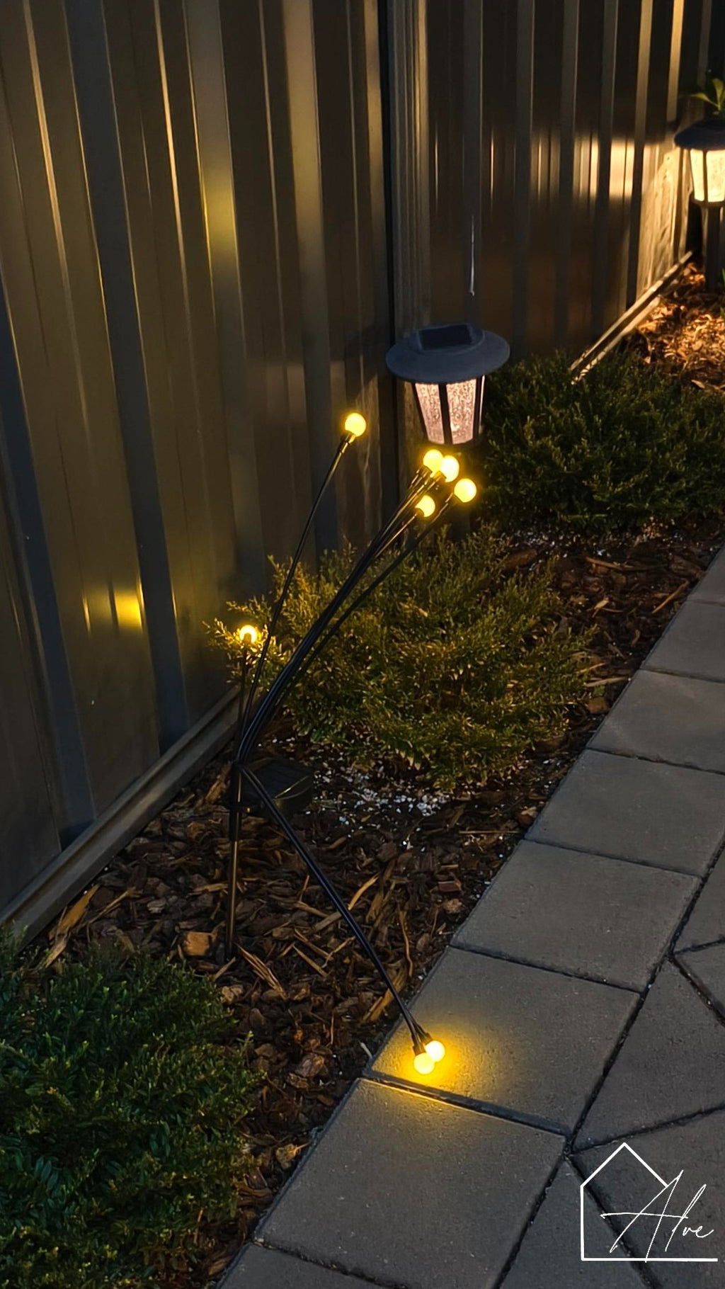 Firefly LED garden light close-up – warm white glow for outdoor