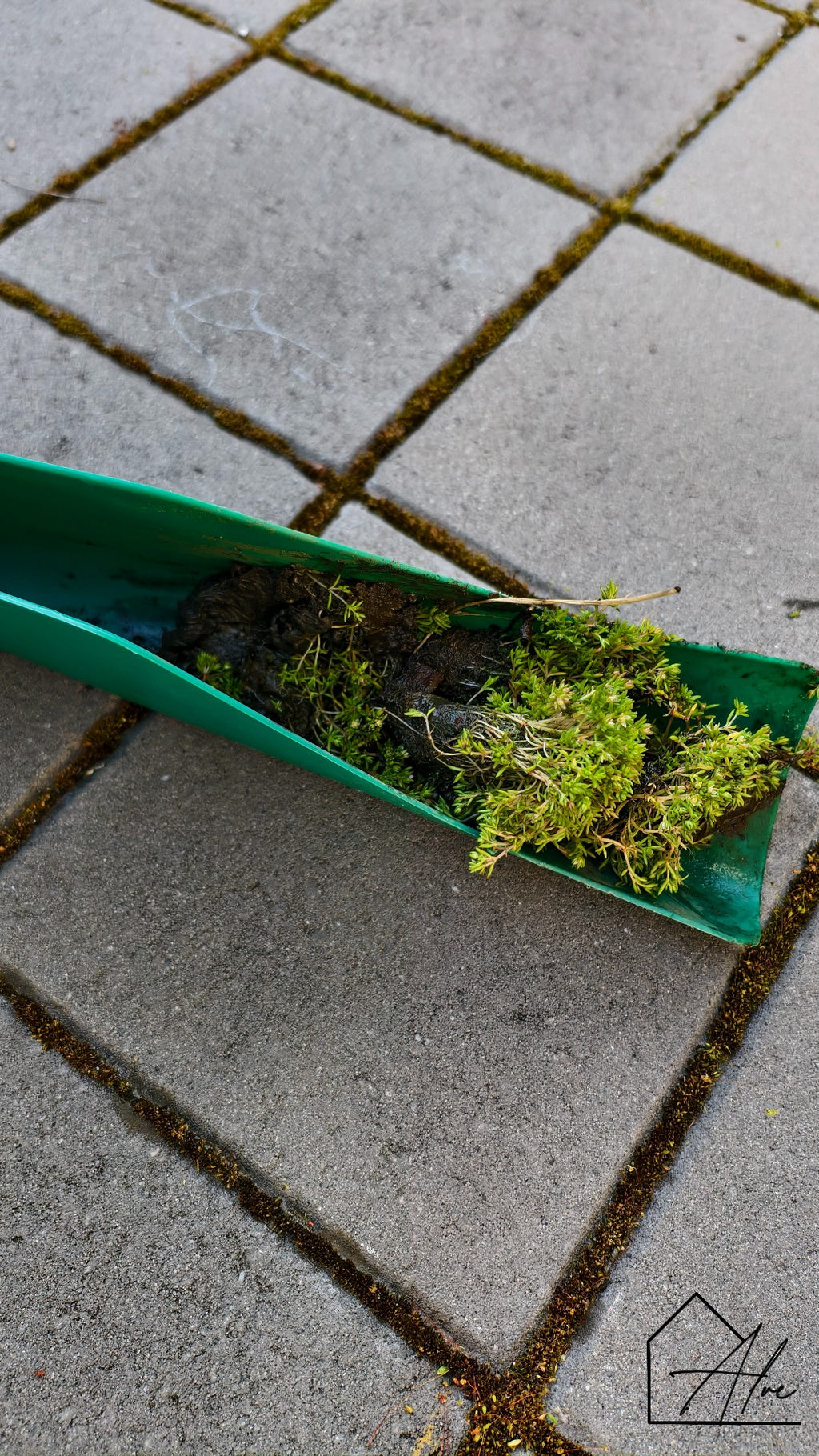 Roof gutter scoop – lightweight easy-grip handle for gutter cleaning