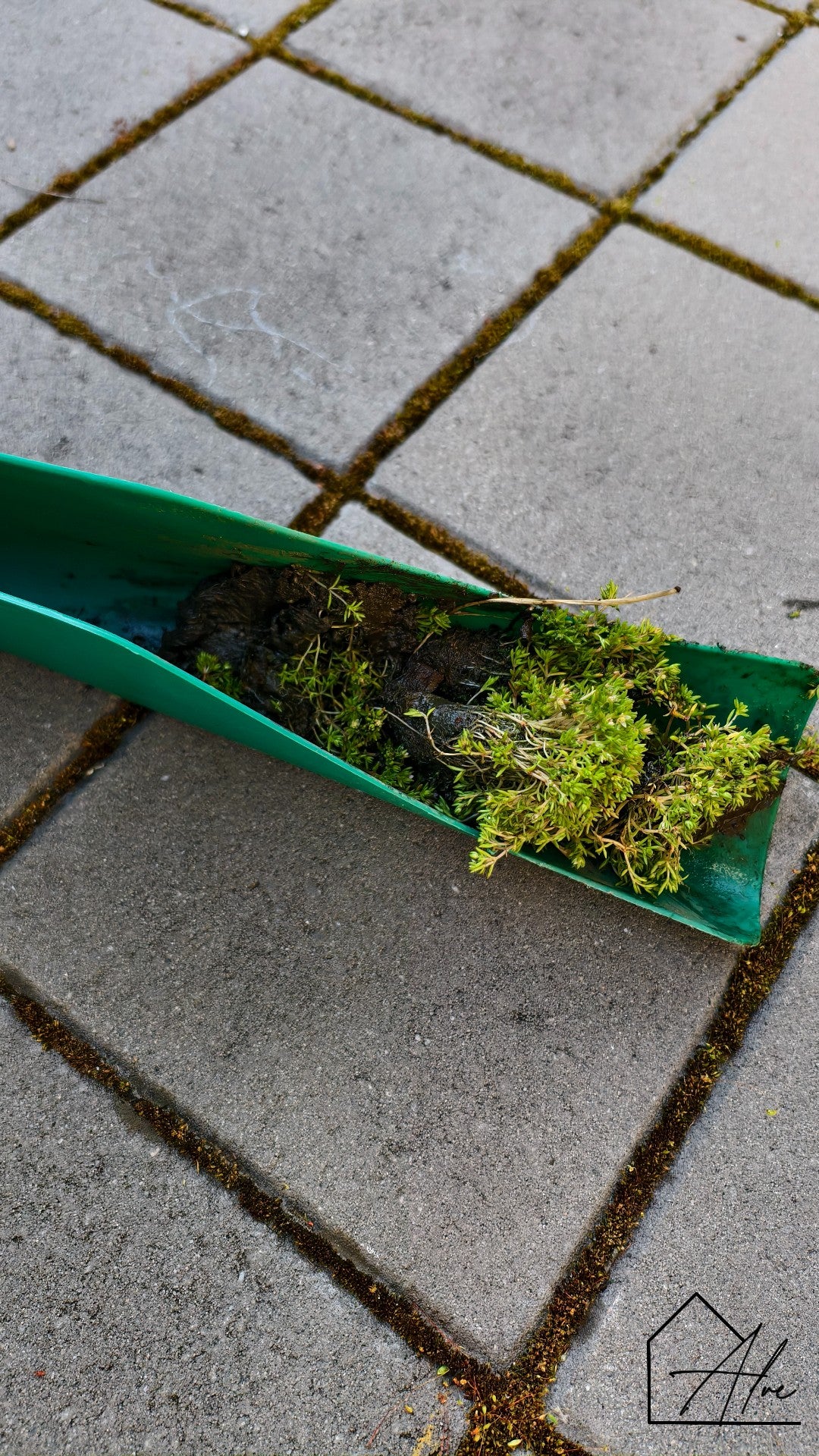 Roof gutter scoop – lightweight easy-grip handle for gutter cleaning