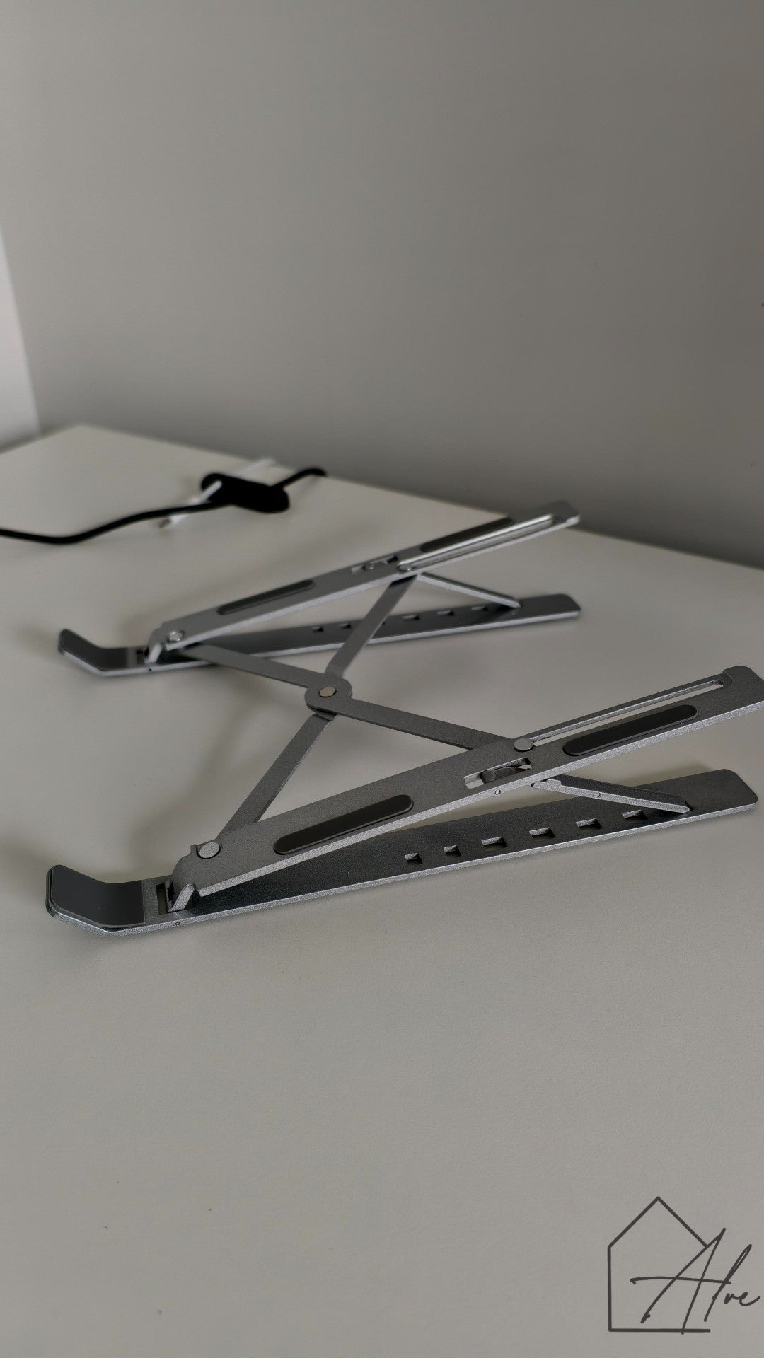 Lightweight aluminium laptop stand – side view showing slim profile